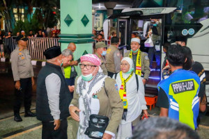 305-jemaah-haji-kloter-9-tiba-di-mataram-sambut-kehangatan-di-tanah-asal