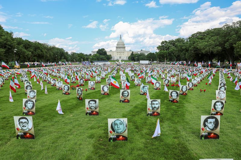 aktivis-iran-penuhi-national-mall-dengan-bendera-dan-foto-korban-desak-perubahan-rezim