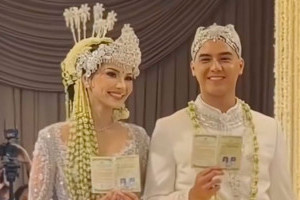 al-ghazali-dan-alyssa-daguise-semringah-pamer-cincin-dan-buku-nikah