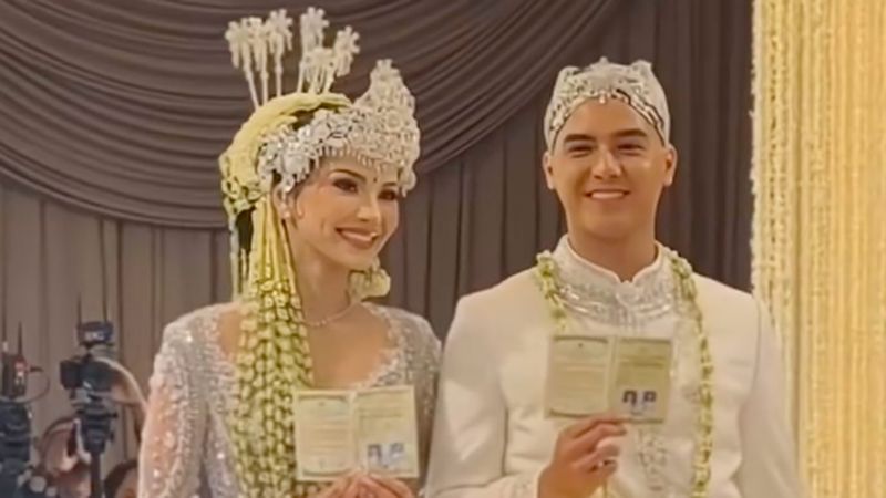 al-ghazali-dan-alyssa-daguise-semringah-pamer-cincin-dan-buku-nikah