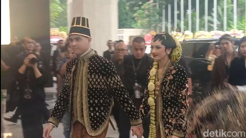 al-ghazali-dan-alyssa-daguise-tampil-elegan-di-acara-pernikahan-khas-yogya