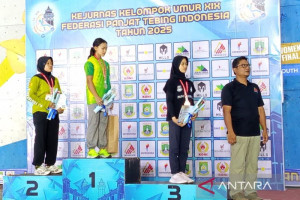 alma-ariella-juara-lead-youth-a-kejurnas-panjat-tebing-2025