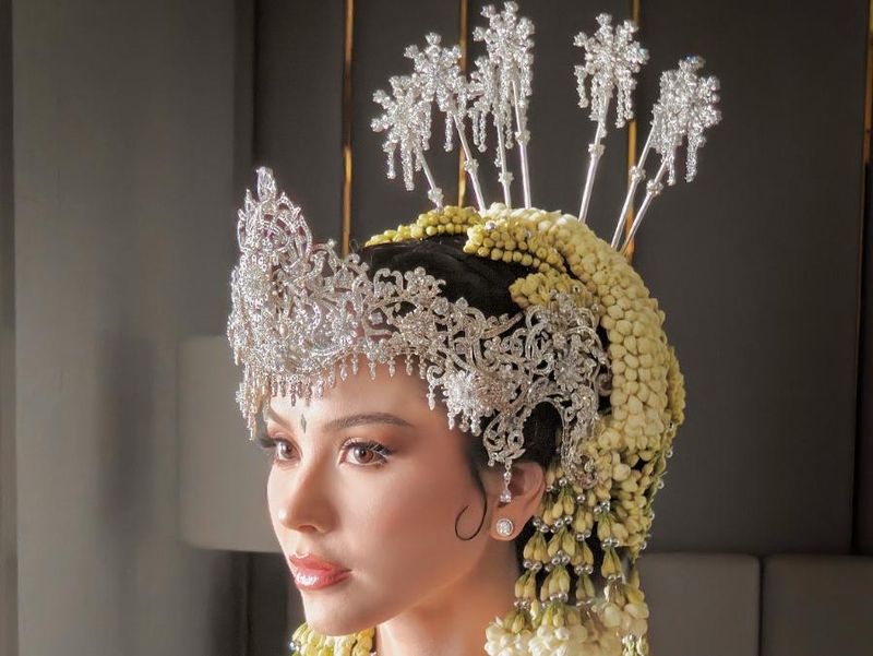 alyssa-daguise-tampil-eksklusif-dengan-perhiasan-berlian-di-pernikahan-al-ghazali