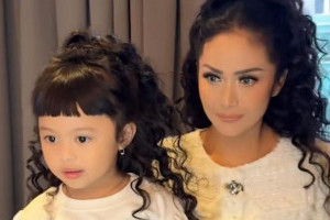 ameena-hanna-nur-atta-tiru-gaya-kris-dayanti-dengan-wig