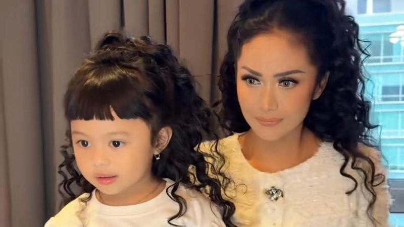 ameena-hanna-nur-atta-tiru-gaya-kris-dayanti-dengan-wig