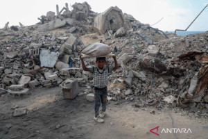 anak-gaza-cari-kayu-bakar-di-tengah-puing-reruntuhan