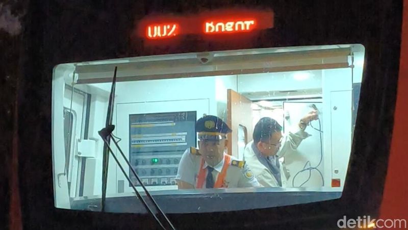 antisipasi-telat-kerja-mas-nul-cek-kereta-pagi-hari