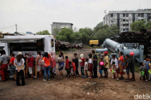 antrean-panjang-warga-muara-baru-demi-makanan-gratis-di-cuaca-panas