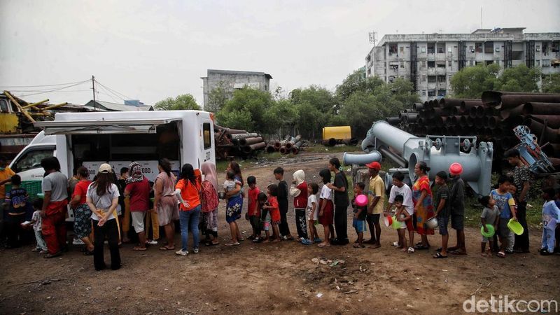 antrean-panjang-warga-muara-baru-demi-makanan-gratis-di-cuaca-panas