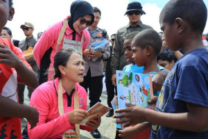 antusiasme-warga-sorong-sambut-baksos-bhayangkari-peduli