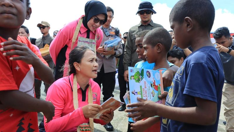 antusiasme-warga-sorong-sambut-baksos-bhayangkari-peduli
