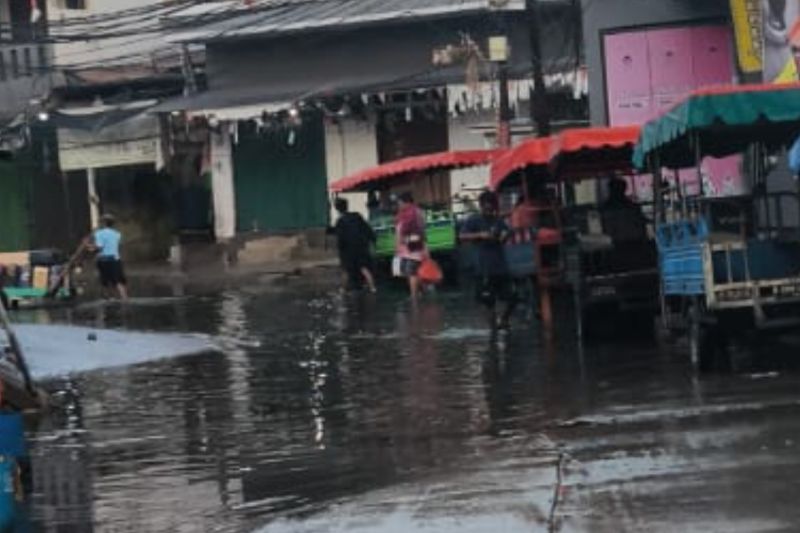 banjir-rob-di-jakut-surut-warga-bersyukur-setelah-hujan-deras