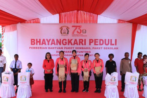 bhayangkari-gelar-baksos-di-sorong-beri-paket-sekolah-dan-sembako