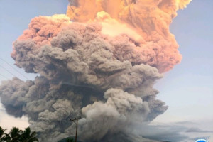 bmkg-imbau-warga-pakai-masker-antisipasi-abu-vulkanik-lewotobi