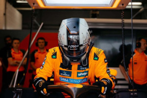brad-pitt-uji-coba-sirkuit-dengan-ferrari-mclaren-2023-di-cota