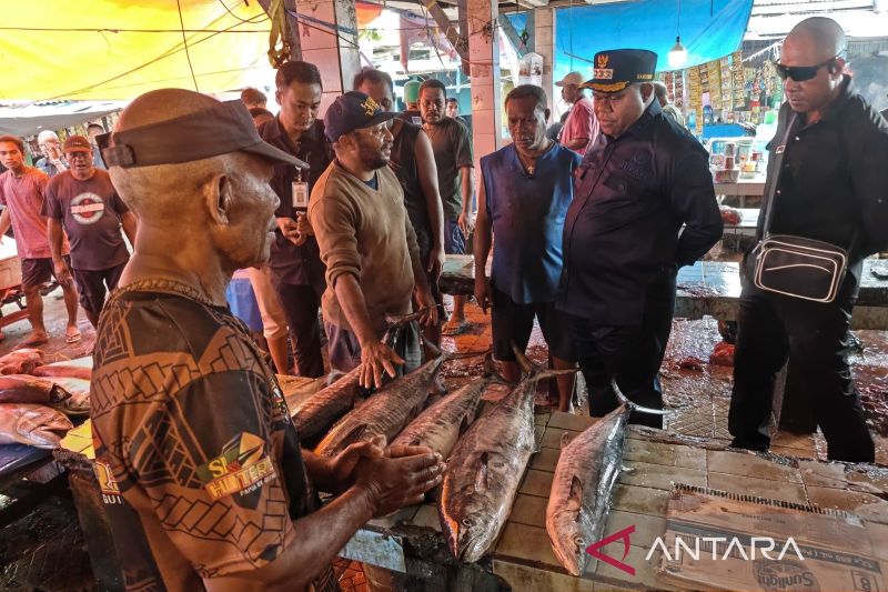 bupati-manokwari-ajak-pedagang-dukung-pembangunan-pasar-sanggeng