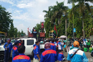 buruh-kepung-gedung-dprd-cilegon-imbas-anggota-dewan-tabrak-pendemo