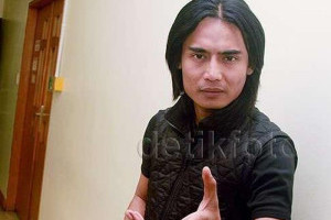 charly-van-houten-donasikan-40-royalti-untuk-sanggar-seni-cirebon
