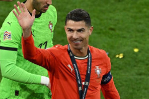 cristiano-ronaldo-kirim-jersey-bertanda-tangan-ke-donald-trump-sebarkan-pesan-damai