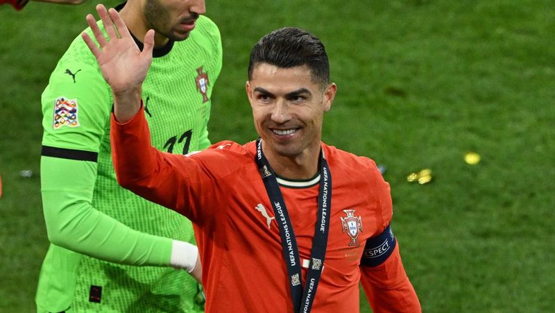 cristiano-ronaldo-kirim-jersey-bertanda-tangan-ke-donald-trump-sebarkan-pesan-damai