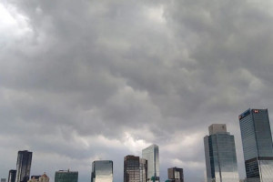 cuaca-jakarta-cenderung-berawan-dan-potensi-hujan-jumat