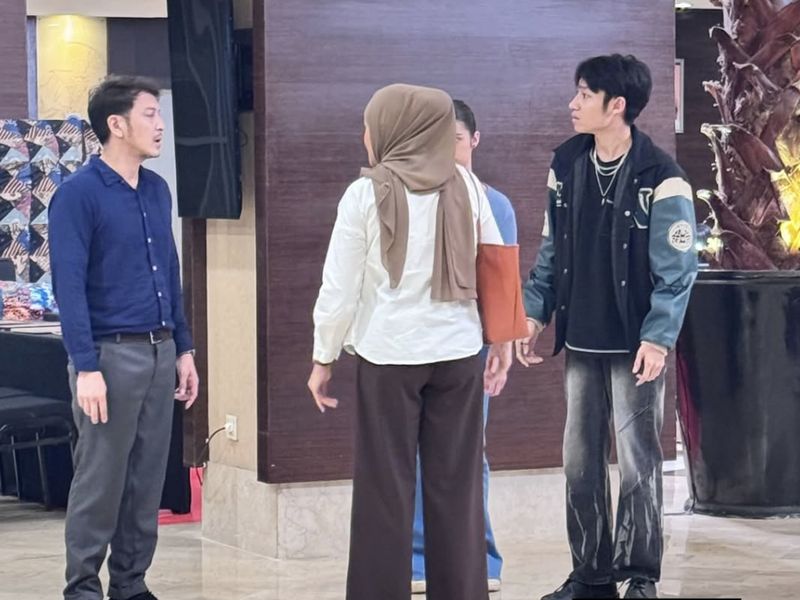 dimas-anggara-minta-maaf-kepada-kiesha-alvaro-setelah-insiden-di-lokasi-syuting