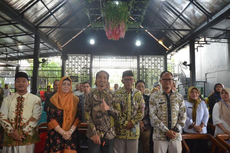 dpr-dan-badan-gizi-nasional-sosialisasikan-program-makan-bergizi-gratis-di-gresik