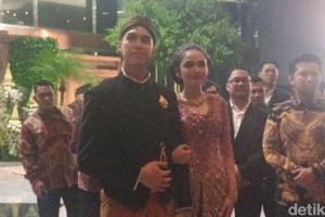el-rumi-dan-syifa-hadju-sambut-tamu-penting-di-unduh-mantu-al-ghazali
