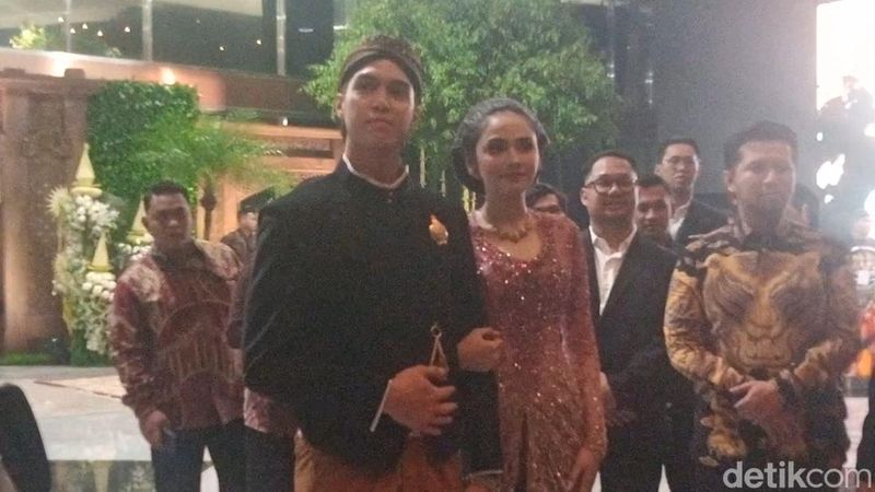 el-rumi-dan-syifa-hadju-sambut-tamu-penting-di-unduh-mantu-al-ghazali