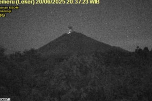 erupsi-gunung-semeru-capai-tinggi-700-meter-warga-diminta-waspada