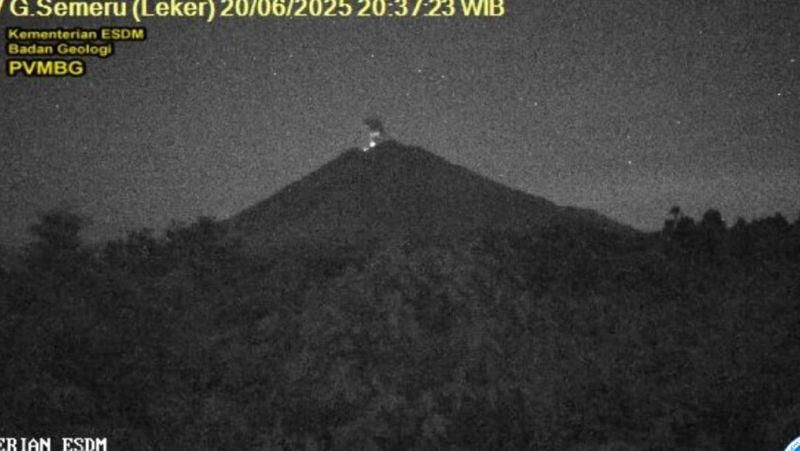 erupsi-gunung-semeru-capai-tinggi-700-meter-warga-diminta-waspada