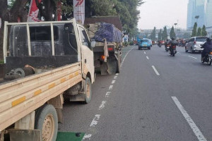 gangguan-mesin-truk-di-jalan-gatot-subroto-picu-kemacetan