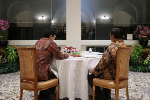 gaya-prabowo-dan-pm-wong-kompak-berbatik-saat-private-dinner-di-sri-temasek