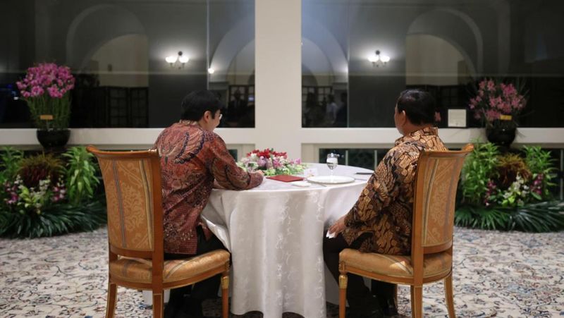 gaya-prabowo-dan-pm-wong-kompak-berbatik-saat-private-dinner-di-sri-temasek