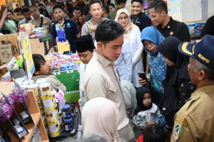 gibran-rakabuming-beri-bantuan-sekolah-untuk-100-anak-yatim-di-banyuwangi