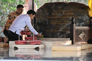 gibran-rakabuming-ziarah-ke-makam-bung-karno-di-blitar