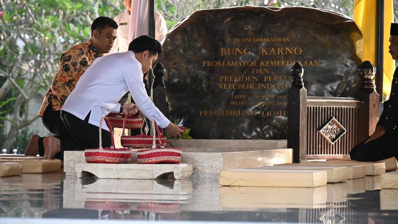 gibran-rakabuming-ziarah-ke-makam-bung-karno-di-blitar