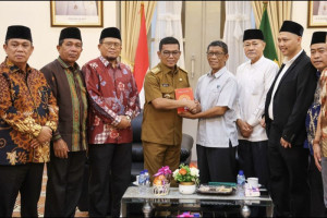 gubernur-banten-serahkan-15-000-mushaf-al-quran-ke-ponpes