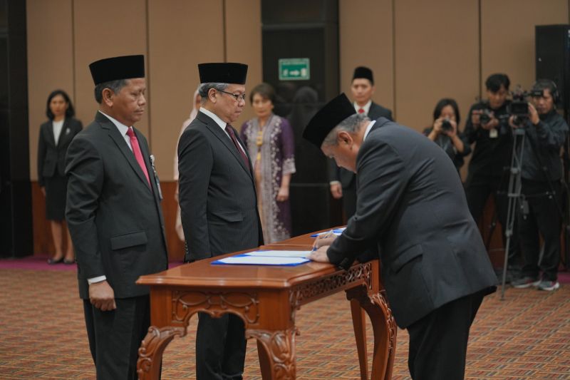 gubernur-bi-lantik-dua-pemimpin-baru-di-kantor-pusat-jakarta