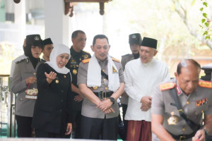 gubernur-jatim-dampingi-kapolri-ziarah-ke-makam-gus-dur