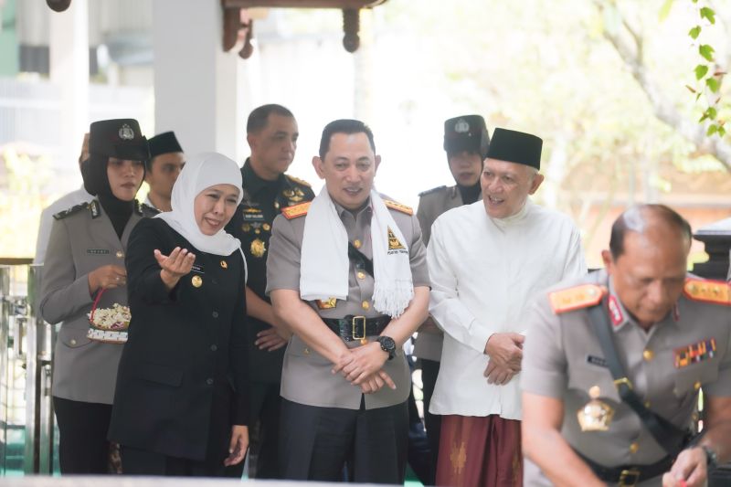 gubernur-jatim-dampingi-kapolri-ziarah-ke-makam-gus-dur