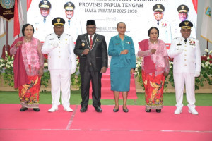 gubernur-nawipa-minta-bupati-puncak-jaya-fokus-layani-masyarakat