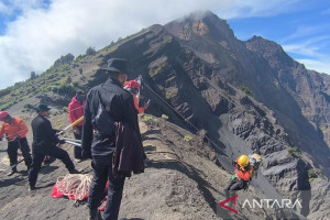 gubernur-ntb-sampaikan-duka-mendalam-setelah-turis-asing-jatuh-di-rinjani