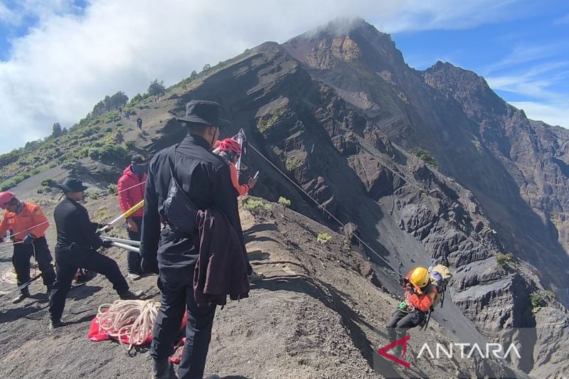 gubernur-ntb-sampaikan-duka-mendalam-setelah-turis-asing-jatuh-di-rinjani