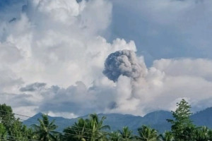gunung-dukono-kembali-erupsi-berulang-warga-diminta-waspada
