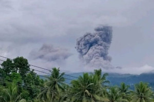 gunung-dukono-kembali-erupsi-warga-diminta-tetap-waspada