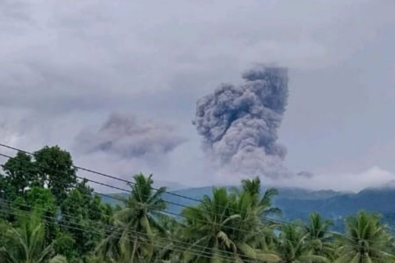 gunung-dukono-kembali-erupsi-warga-diminta-tetap-waspada