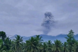 gunung-dukono-meletus-semburkan-abu-tinggi-1-550-meter