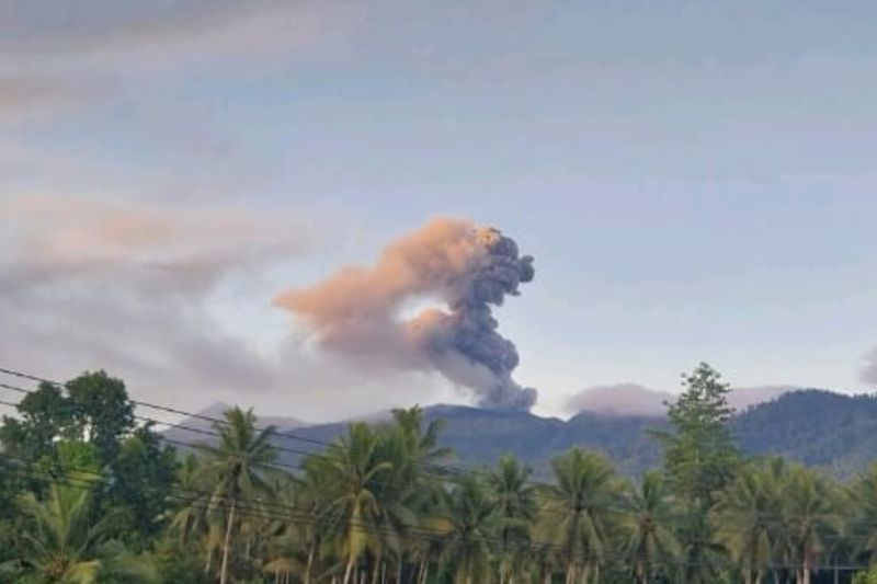 gunung-dukono-semburkan-abu-vulkanik-tinggi-warga-diminta-waspada