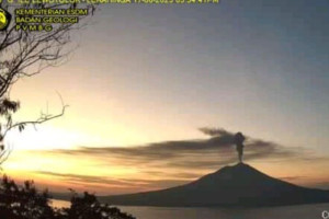 gunung-ile-lewotolok-kembali-erupsi-dengan-ketinggian-900-meter